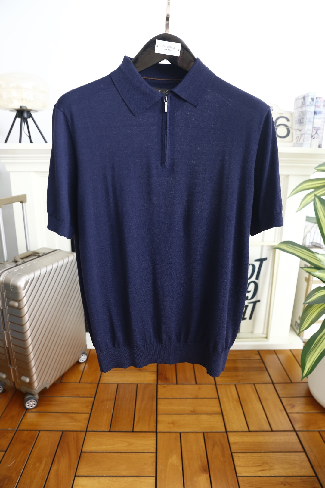 🔥Loro piana.2026春夏新品男士短袖Polo衫采用经典翻领设计，门襟处融入半开拉链设计，既保