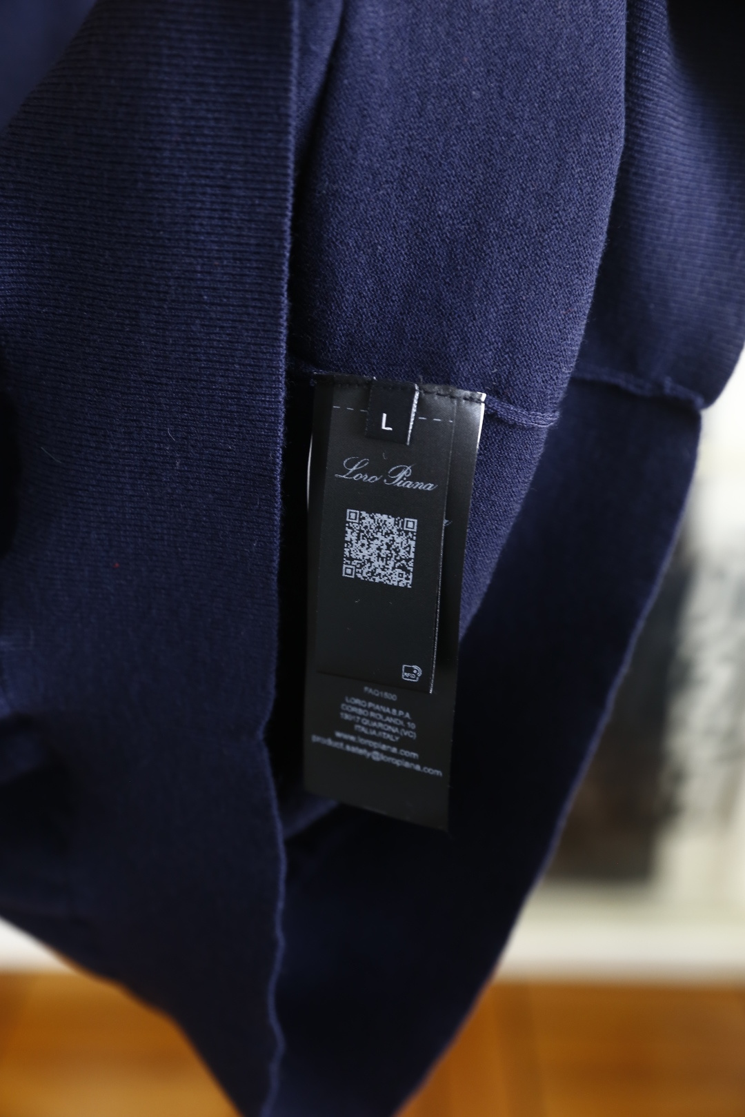 🔥Loro piana.2026春夏新品男士短袖Polo衫采用经典翻领设计，门襟处融入半开拉链设计，既保