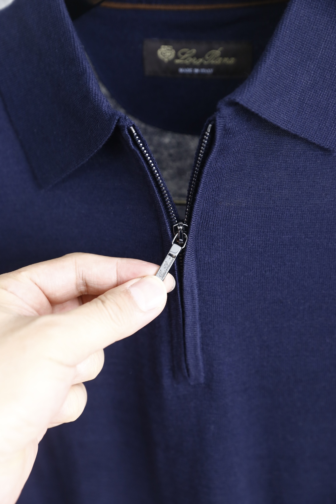 🔥Loro piana.2026春夏新品男士短袖Polo衫采用经典翻领设计，门襟处融入半开拉链设计，既保