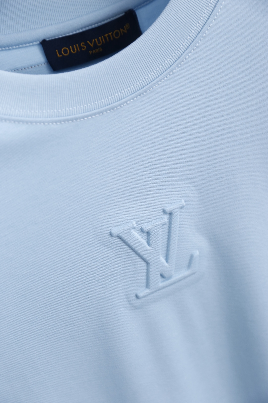 🔥LV.2026春夏新品男士短袖T恤采用经典圆领设计，领口线条流畅贴合颈部，版型宽松舒适，兼具休闲感与利