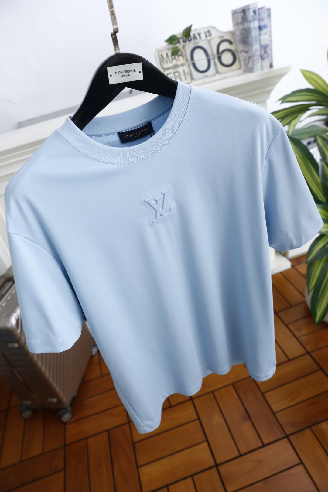 🔥LV.2026春夏新品男士短袖T恤采用经典圆领设计，领口线条流畅贴合颈部，版型宽松舒适，兼具休闲感与利