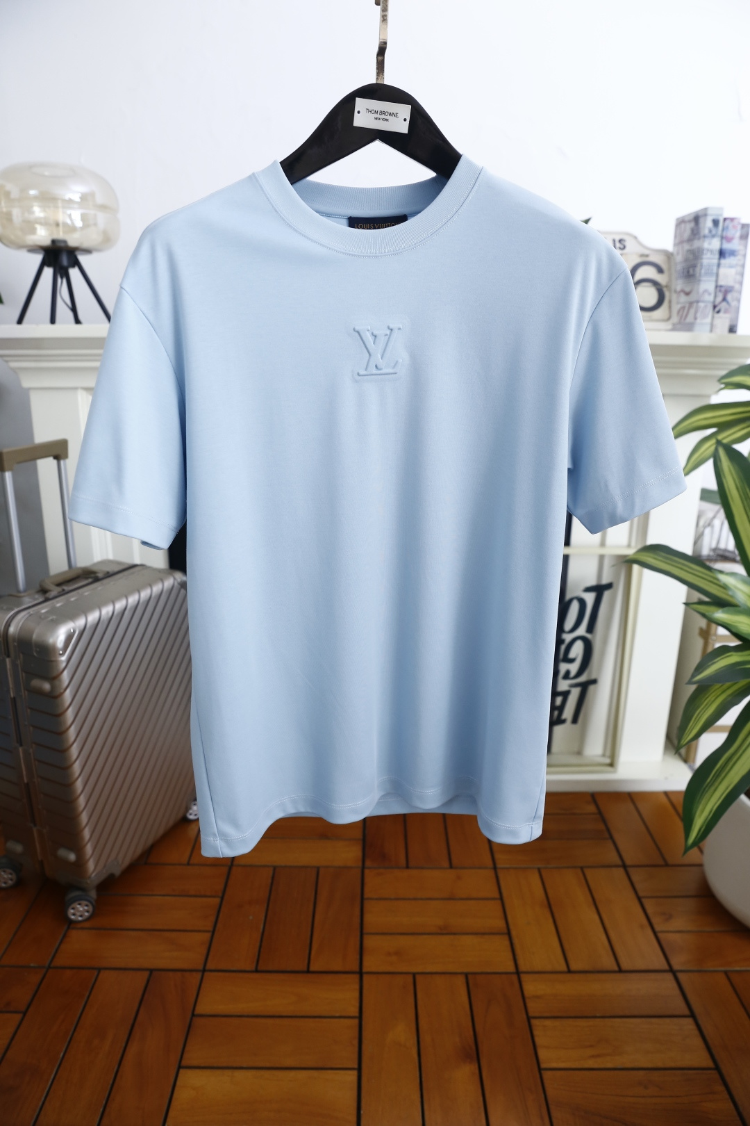 🔥LV.2026春夏新品男士短袖T恤采用经典圆领设计，领口线条流畅贴合颈部，版型宽松舒适，兼具休闲感与利