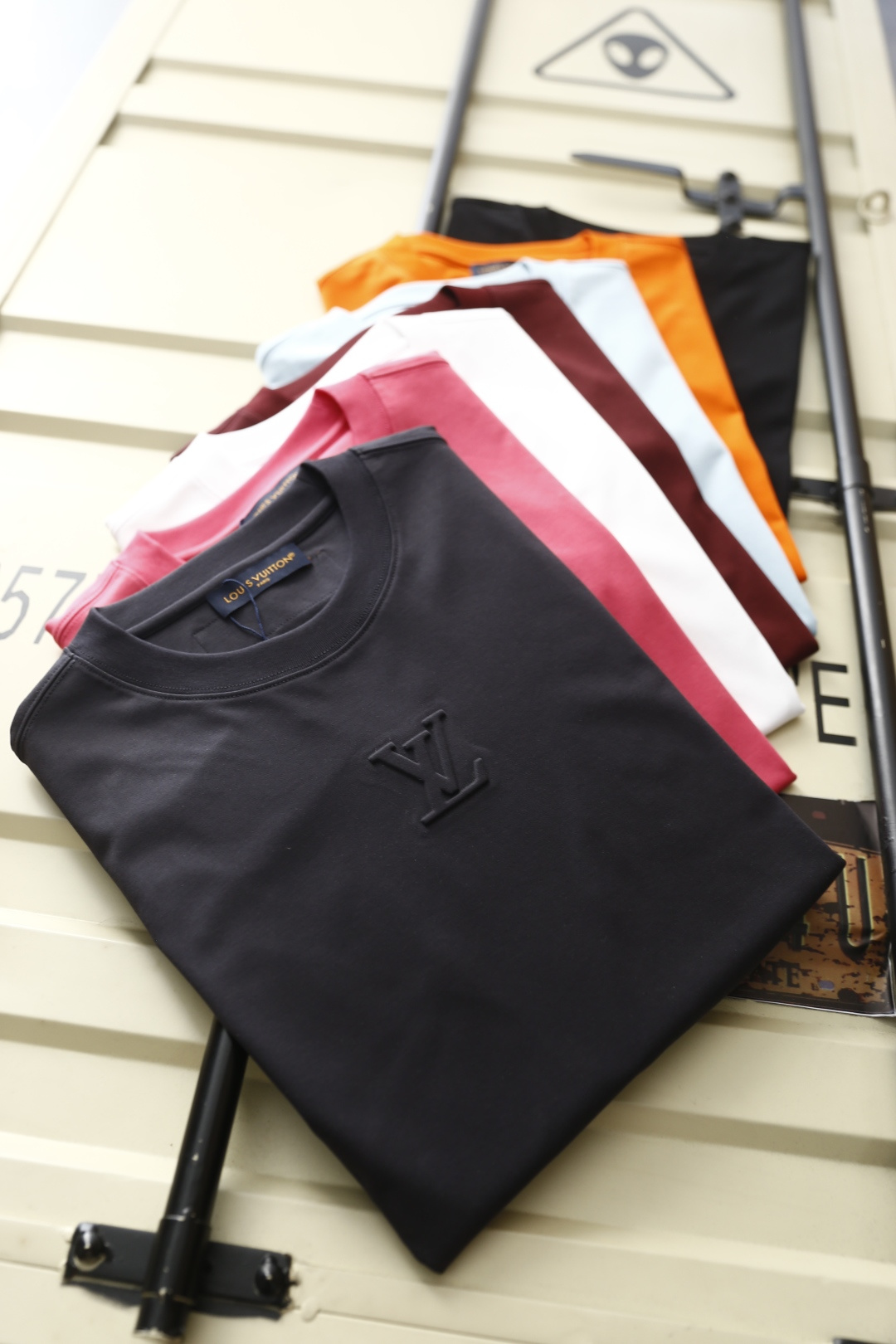 🔥LV.2026春夏新品男士短袖T恤采用经典圆领设计，领口线条流畅贴合颈部，版型宽松舒适，兼具休闲感与利