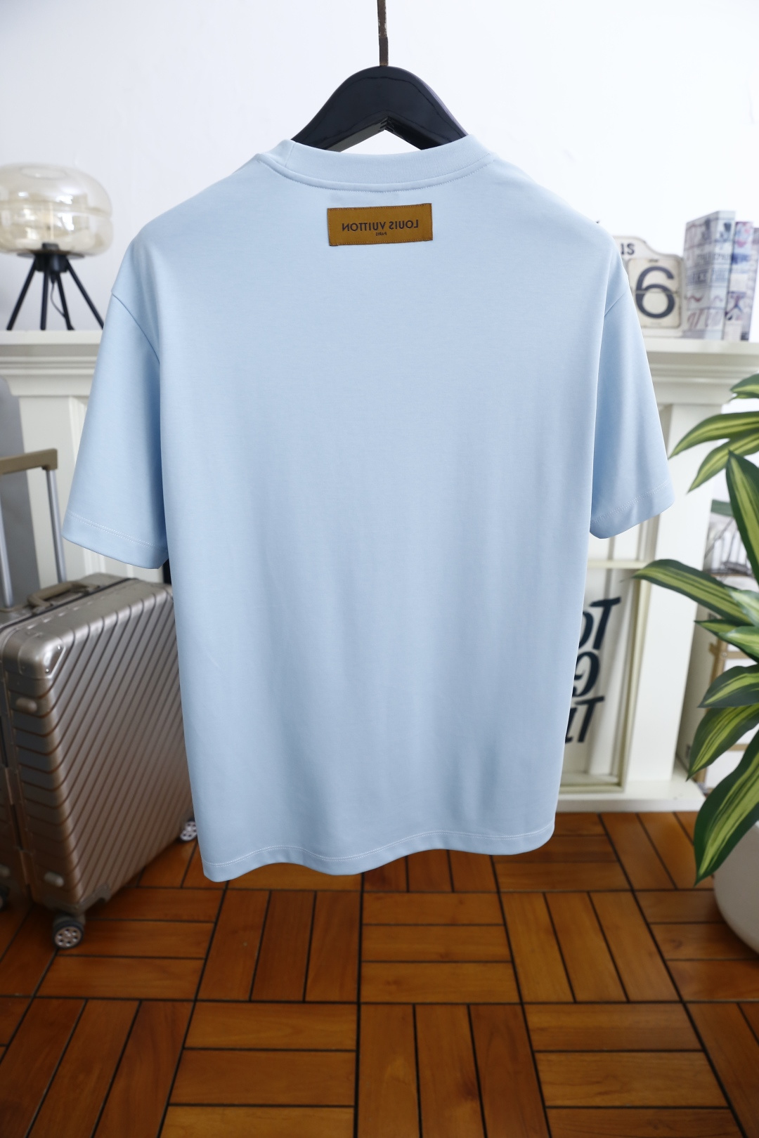 🔥LV.2026春夏新品男士短袖T恤采用经典圆领设计，领口线条流畅贴合颈部，版型宽松舒适，兼具休闲感与利