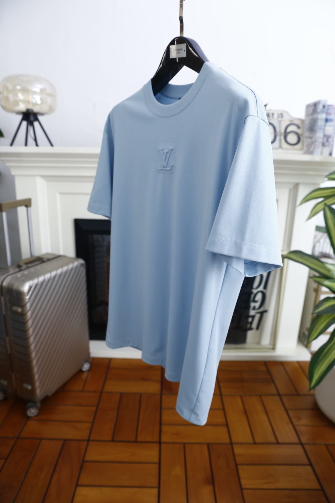 🔥LV.2026春夏新品男士短袖T恤采用经典圆领设计，领口线条流畅贴合颈部，版型宽松舒适，兼具休闲感与利
