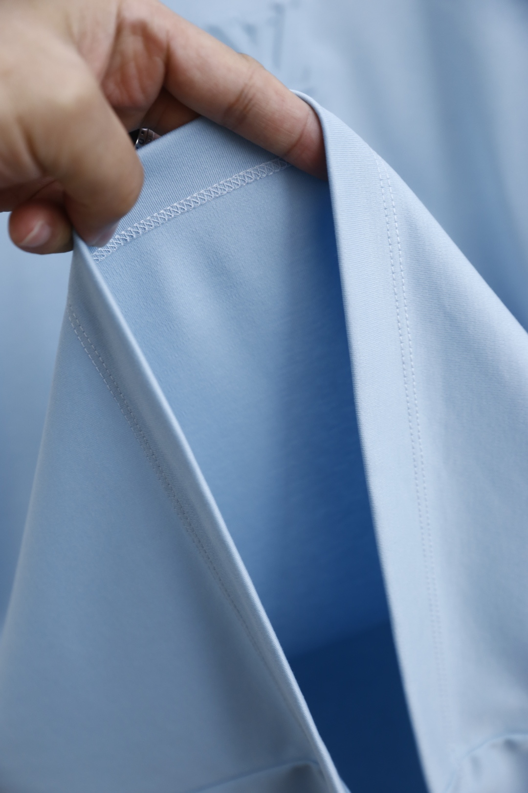 🔥LV.2026春夏新品男士短袖T恤采用经典圆领设计，领口线条流畅贴合颈部，版型宽松舒适，兼具休闲感与利