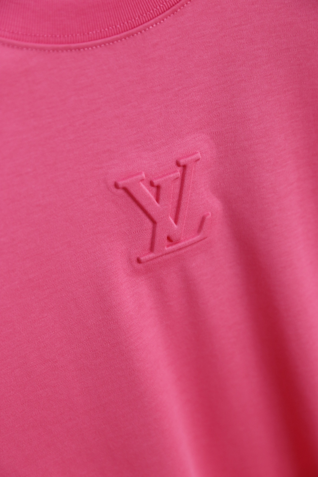 🔥LV.2026春夏新品男士短袖T恤采用经典圆领设计，领口线条流畅贴合颈部，版型宽松舒适，兼具休闲感与利