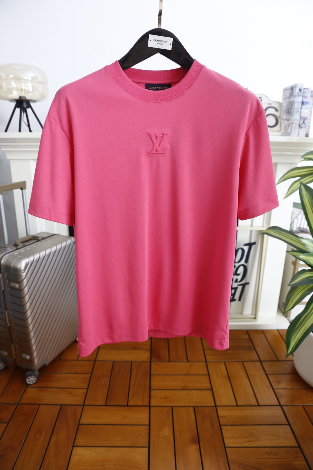 🔥LV.2026春夏新品男士短袖T恤采用经典圆领设计，领口线条流畅贴合颈部，版型宽松舒适，兼具休闲感与利