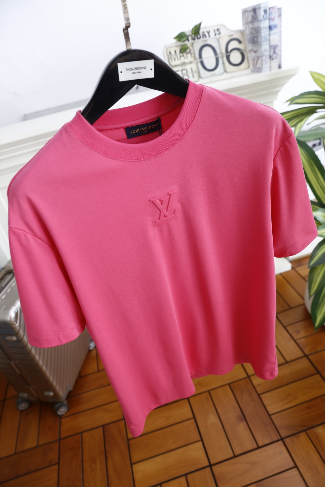 🔥LV.2026春夏新品男士短袖T恤采用经典圆领设计，领口线条流畅贴合颈部，版型宽松舒适，兼具休闲感与利