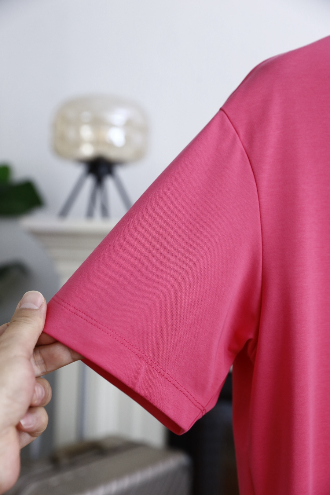 🔥LV.2026春夏新品男士短袖T恤采用经典圆领设计，领口线条流畅贴合颈部，版型宽松舒适，兼具休闲感与利