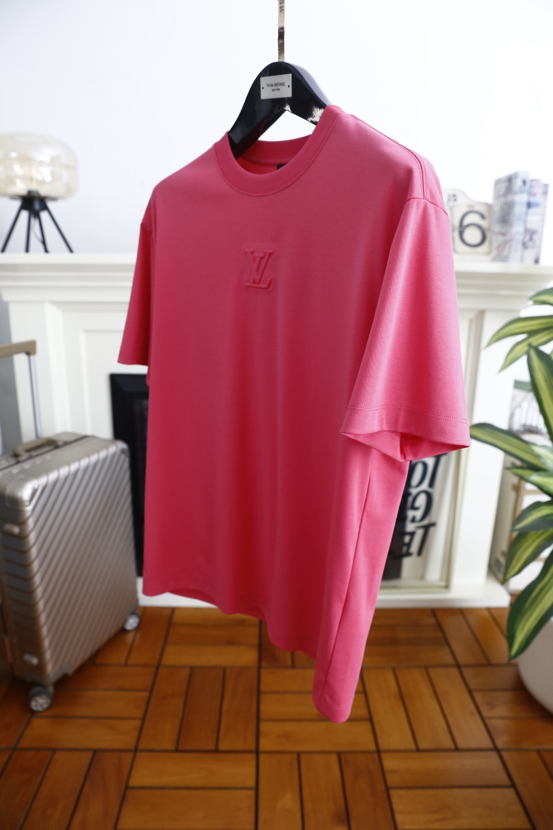 🔥LV.2026春夏新品男士短袖T恤采用经典圆领设计，领口线条流畅贴合颈部，版型宽松舒适，兼具休闲感与利