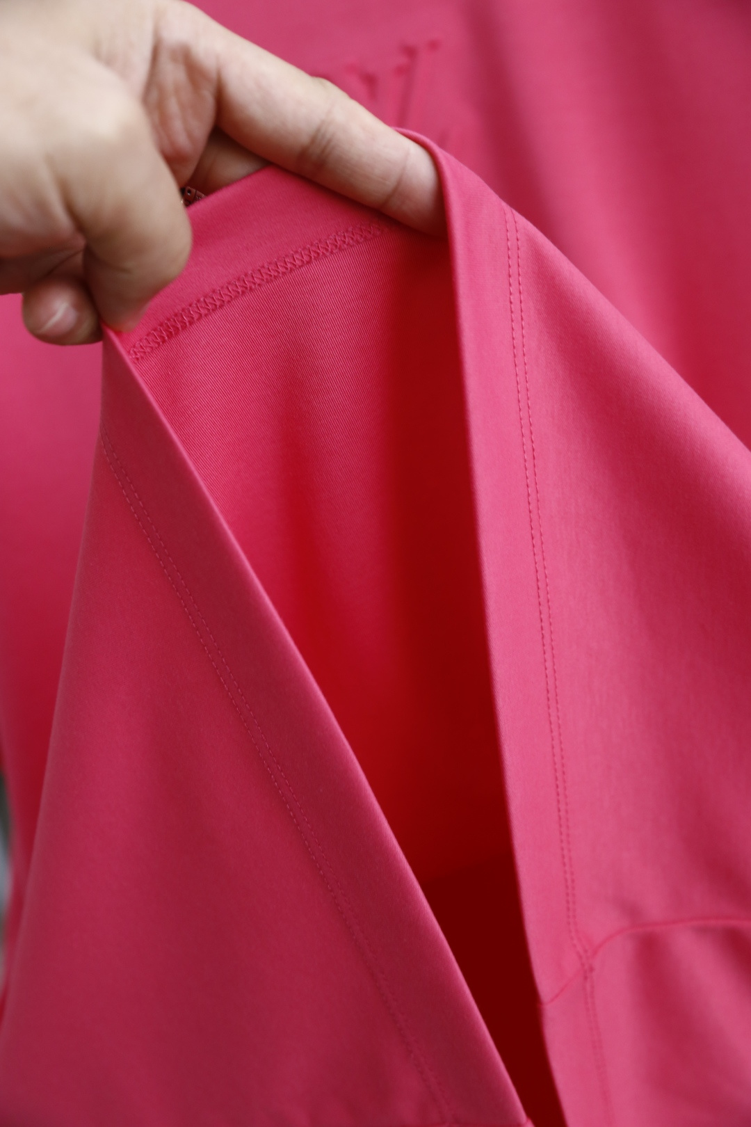 🔥LV.2026春夏新品男士短袖T恤采用经典圆领设计，领口线条流畅贴合颈部，版型宽松舒适，兼具休闲感与利