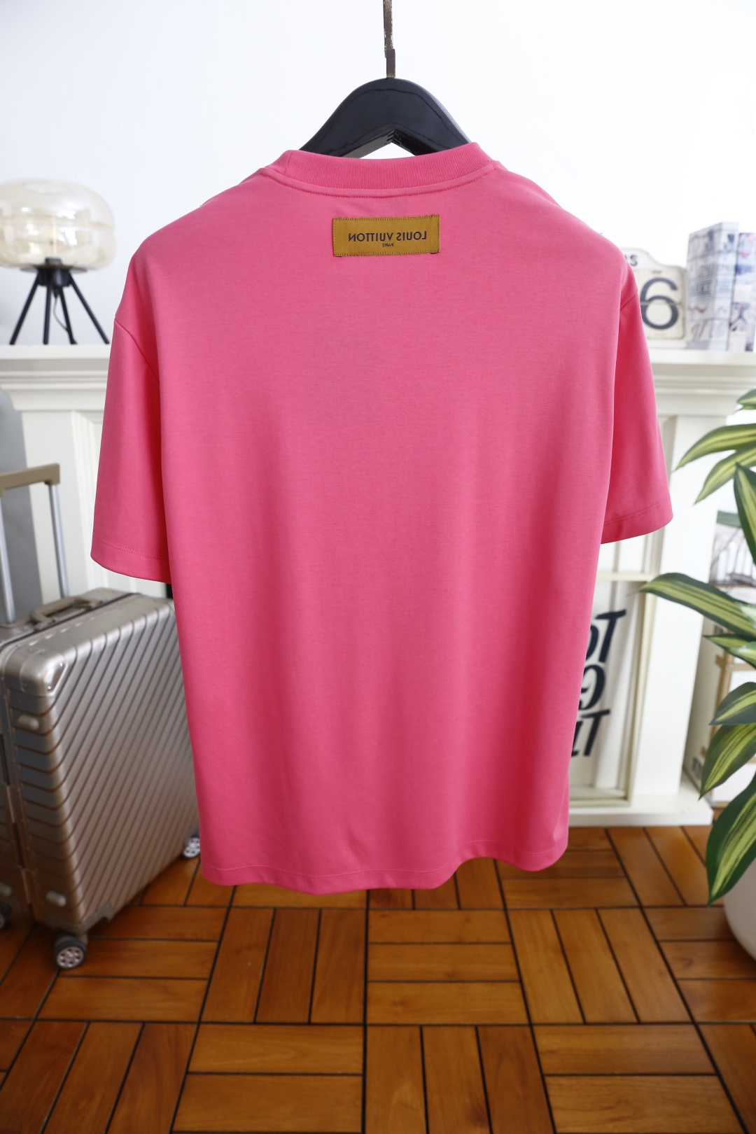 🔥LV.2026春夏新品男士短袖T恤采用经典圆领设计，领口线条流畅贴合颈部，版型宽松舒适，兼具休闲感与利