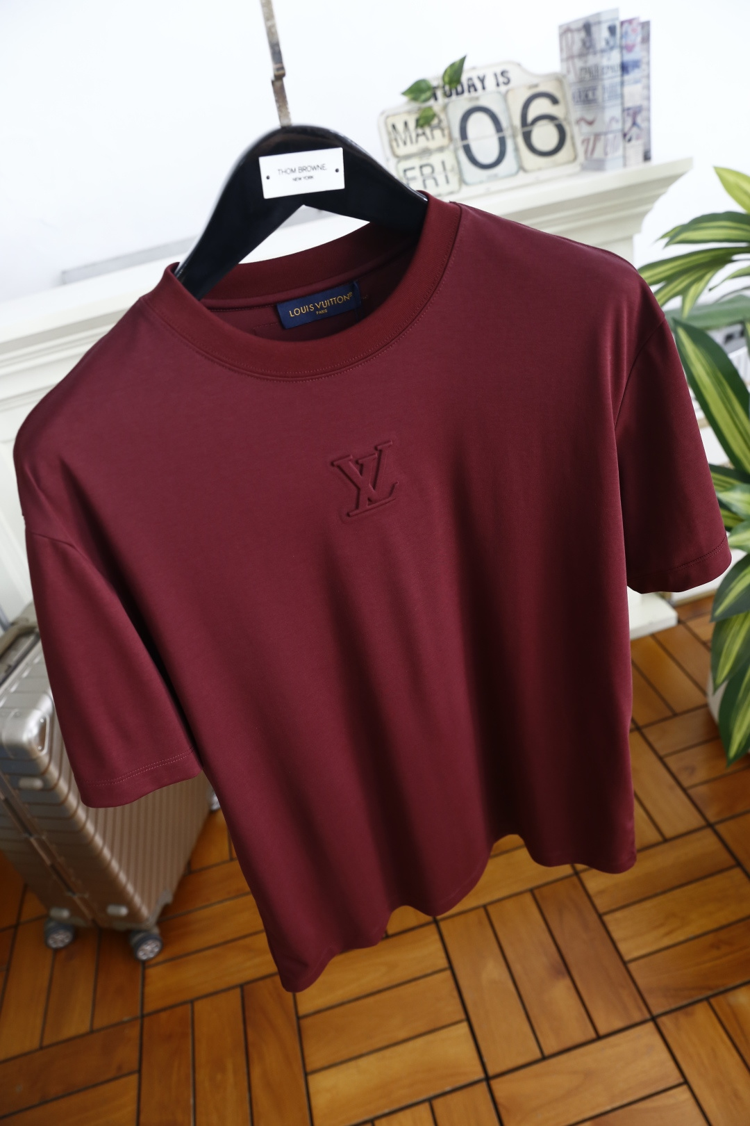 🔥LV.2026春夏新品男士短袖T恤采用经典圆领设计，领口线条流畅贴合颈部，版型宽松舒适，兼具休闲感与利