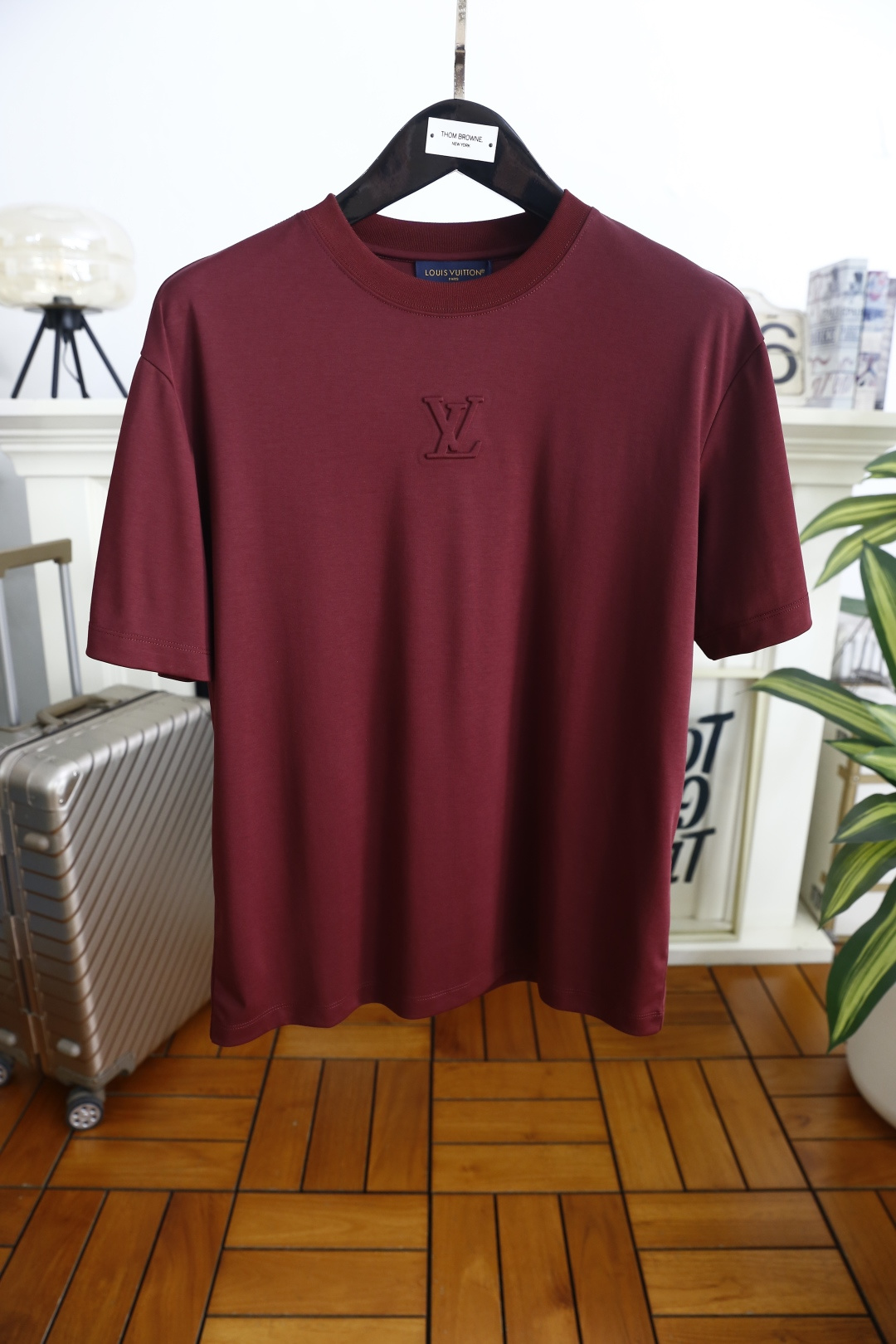 🔥LV.2026春夏新品男士短袖T恤采用经典圆领设计，领口线条流畅贴合颈部，版型宽松舒适，兼具休闲感与利