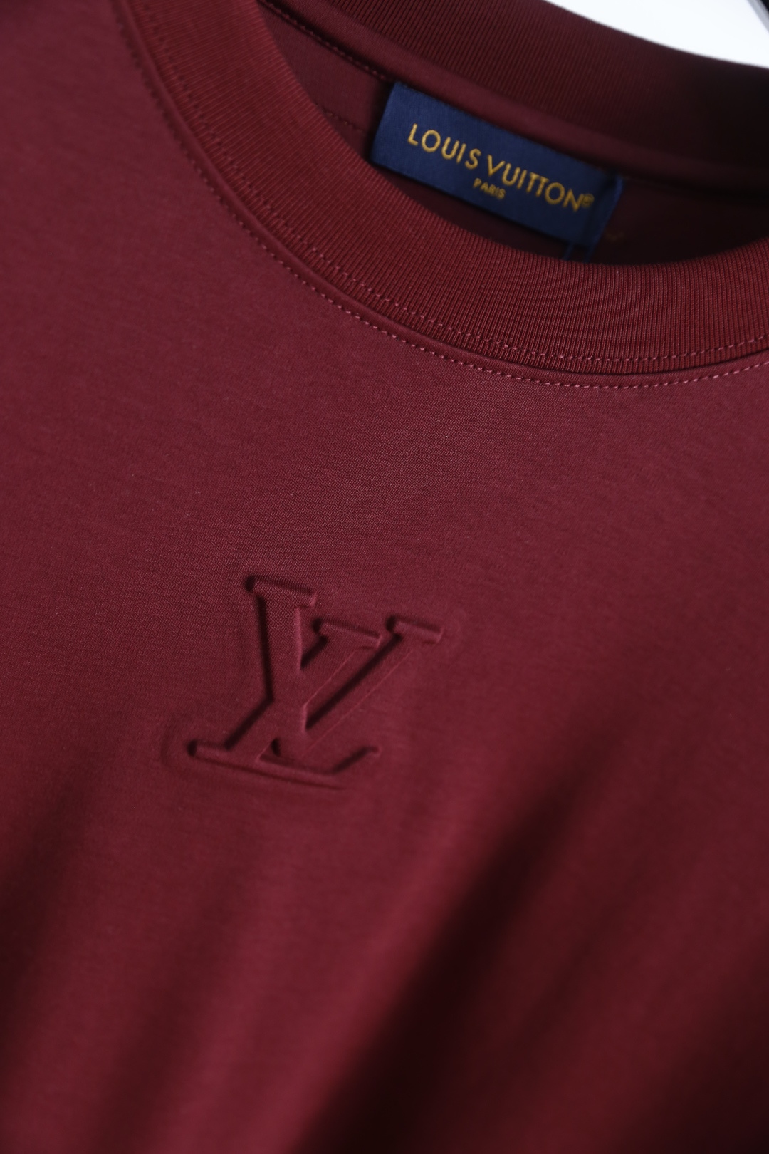 🔥LV.2026春夏新品男士短袖T恤采用经典圆领设计，领口线条流畅贴合颈部，版型宽松舒适，兼具休闲感与利