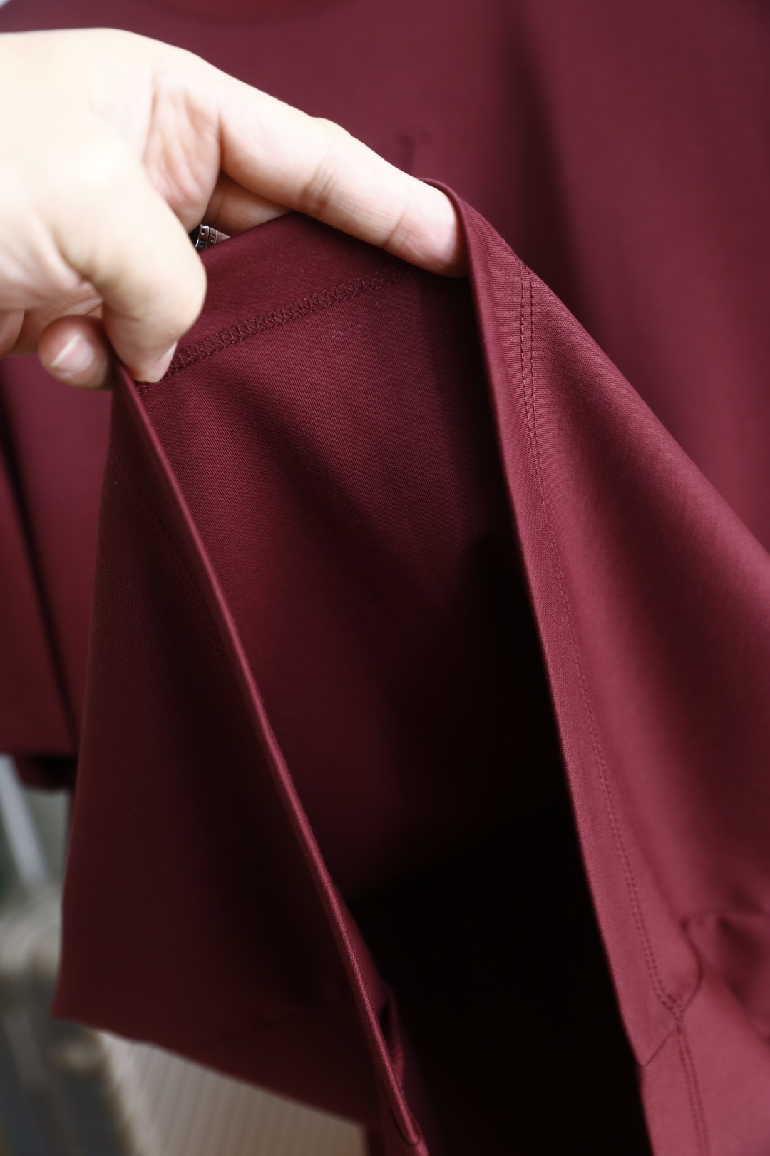 🔥LV.2026春夏新品男士短袖T恤采用经典圆领设计，领口线条流畅贴合颈部，版型宽松舒适，兼具休闲感与利