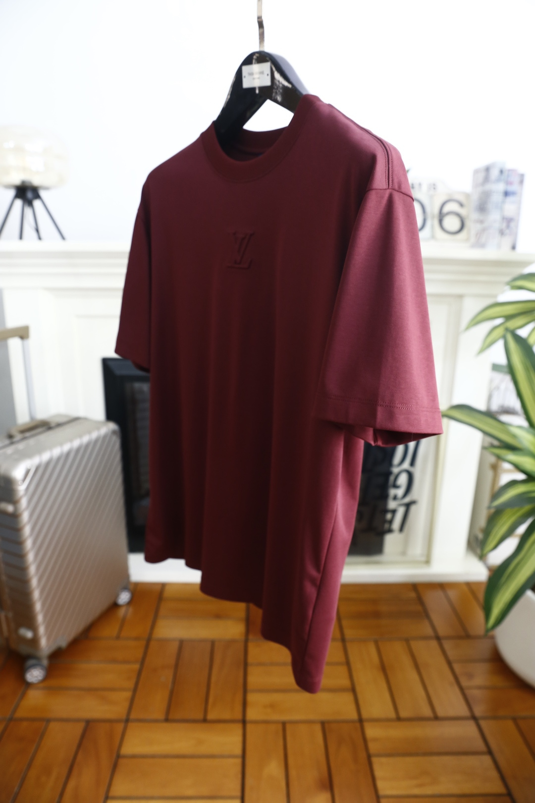 🔥LV.2026春夏新品男士短袖T恤采用经典圆领设计，领口线条流畅贴合颈部，版型宽松舒适，兼具休闲感与利