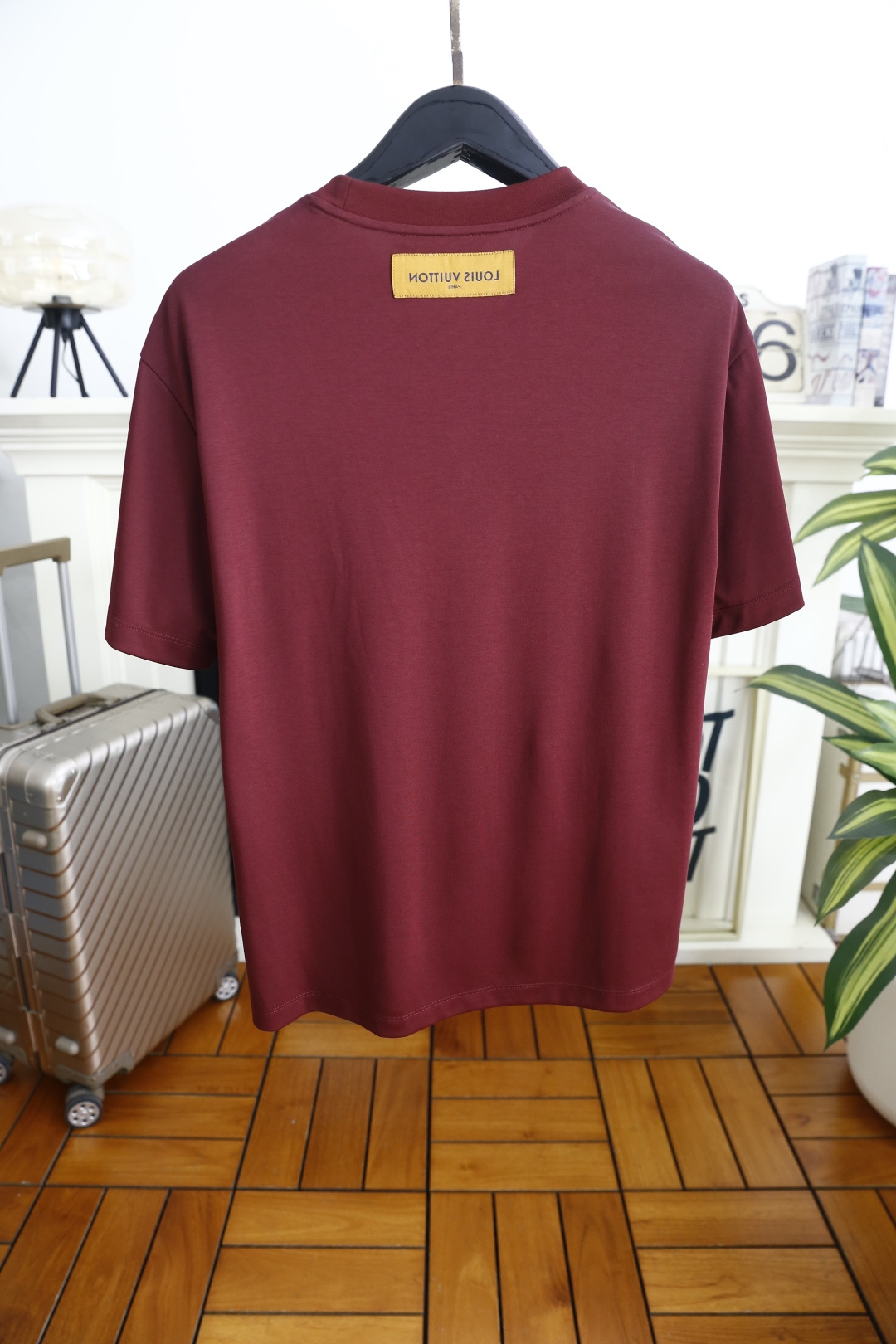 🔥LV.2026春夏新品男士短袖T恤采用经典圆领设计，领口线条流畅贴合颈部，版型宽松舒适，兼具休闲感与利