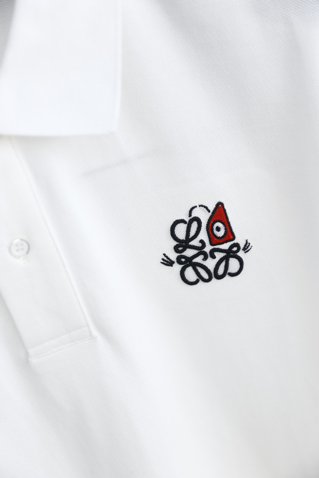 🔥罗意威.2026春夏新品男士短袖Polo衫采用经典平翻领设计，门襟以纽扣开合，线条简洁干练，版型规整修