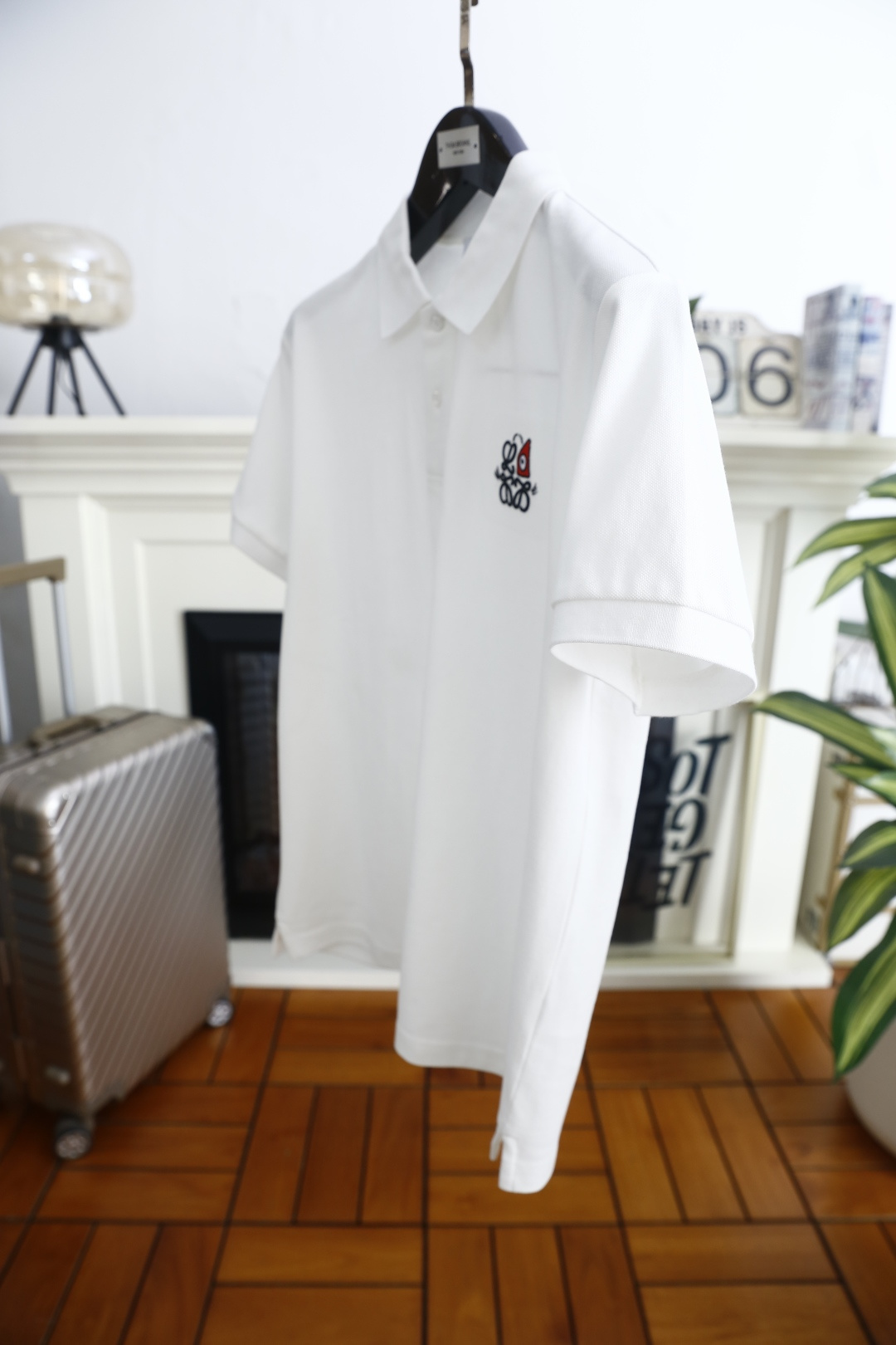 🔥罗意威.2026春夏新品男士短袖Polo衫采用经典平翻领设计，门襟以纽扣开合，线条简洁干练，版型规整修