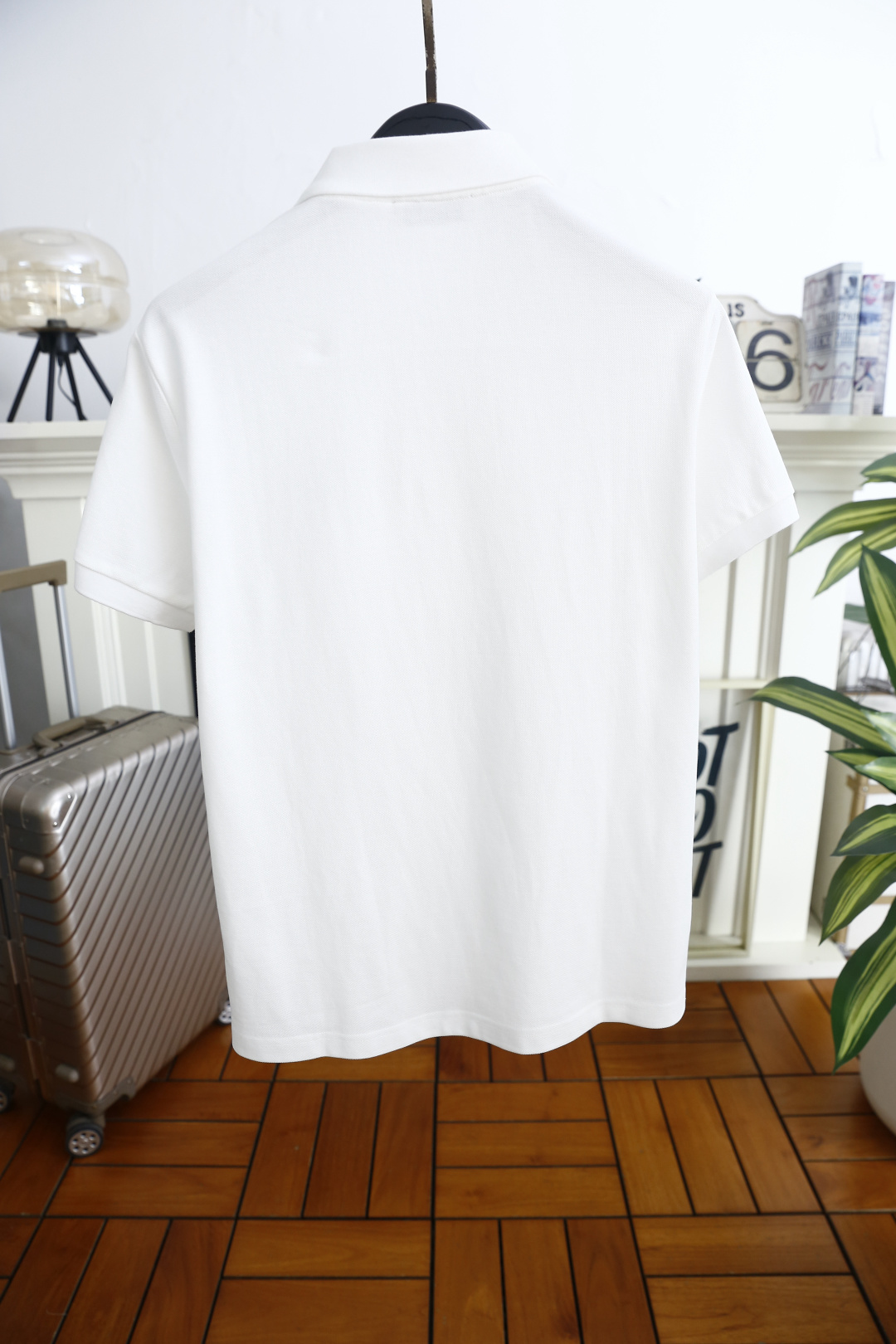 🔥罗意威.2026春夏新品男士短袖Polo衫采用经典平翻领设计，门襟以纽扣开合，线条简洁干练，版型规整修