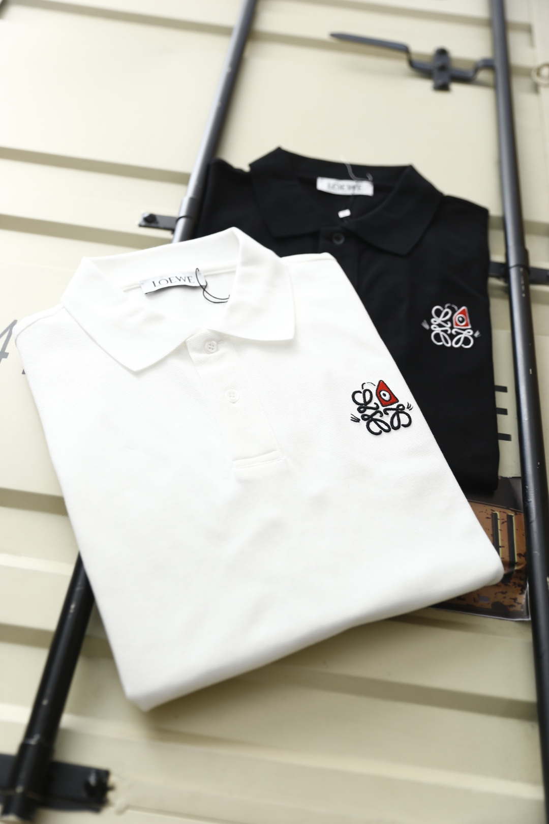 🔥罗意威.2026春夏新品男士短袖Polo衫采用经典平翻领设计，门襟以纽扣开合，线条简洁干练，版型规整修