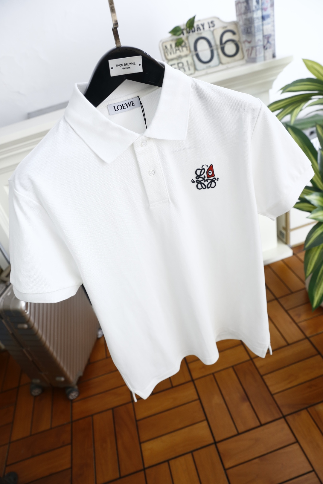 🔥罗意威.2026春夏新品男士短袖Polo衫采用经典平翻领设计，门襟以纽扣开合，线条简洁干练，版型规整修