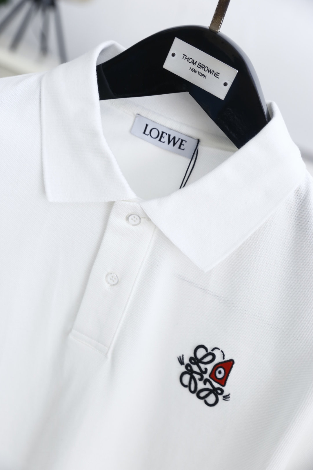 🔥罗意威.2026春夏新品男士短袖Polo衫采用经典平翻领设计，门襟以纽扣开合，线条简洁干练，版型规整修