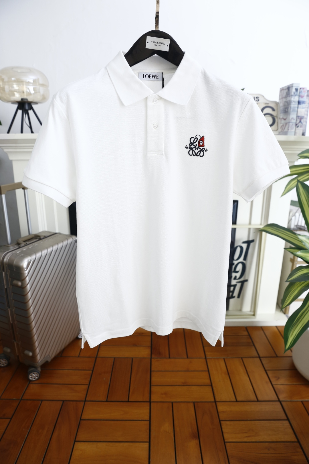 🔥罗意威.2026春夏新品男士短袖Polo衫采用经典平翻领设计，门襟以纽扣开合，线条简洁干练，版型规整修