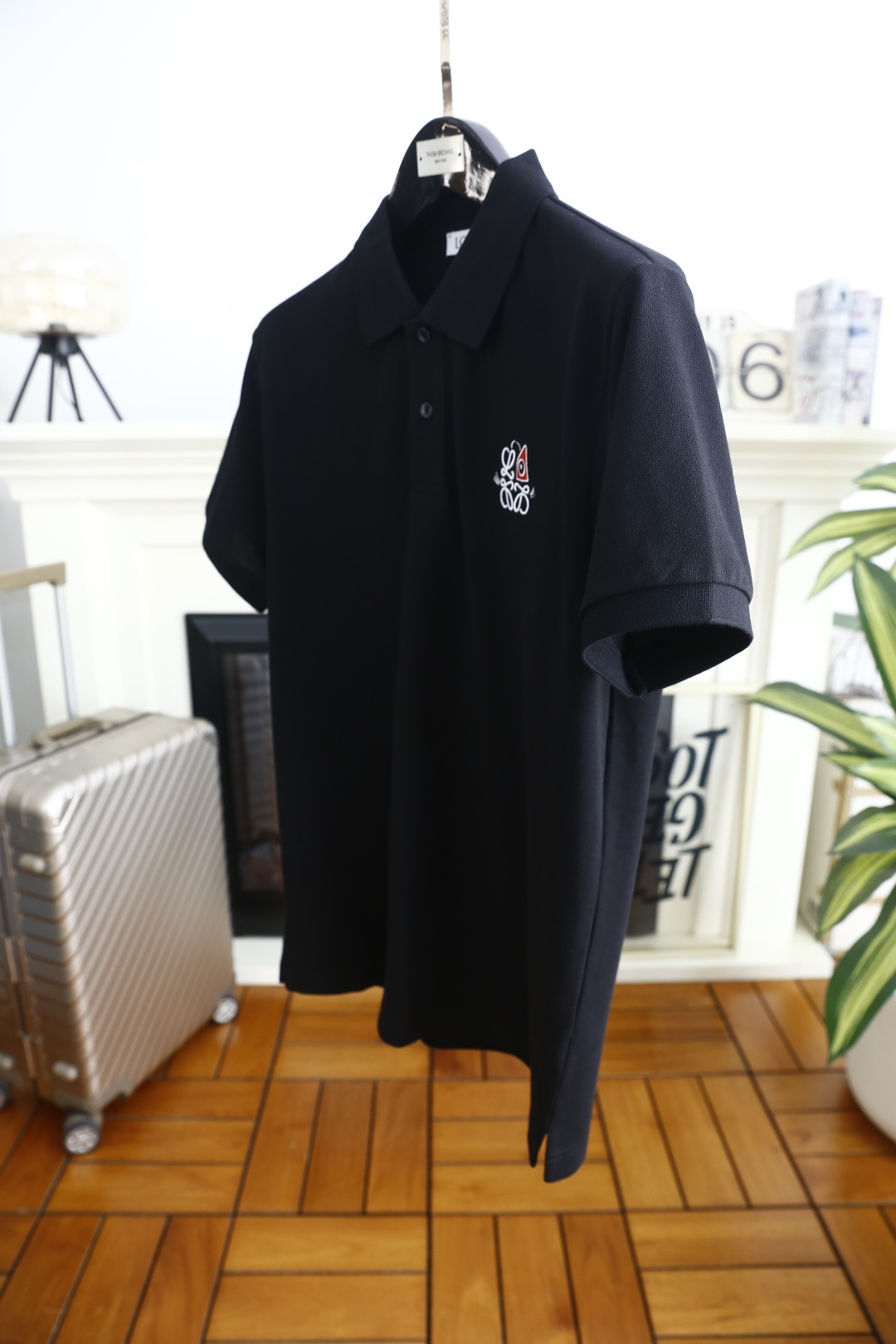 🔥罗意威.2026春夏新品男士短袖Polo衫采用经典平翻领设计，门襟以纽扣开合，线条简洁干练，版型规整修