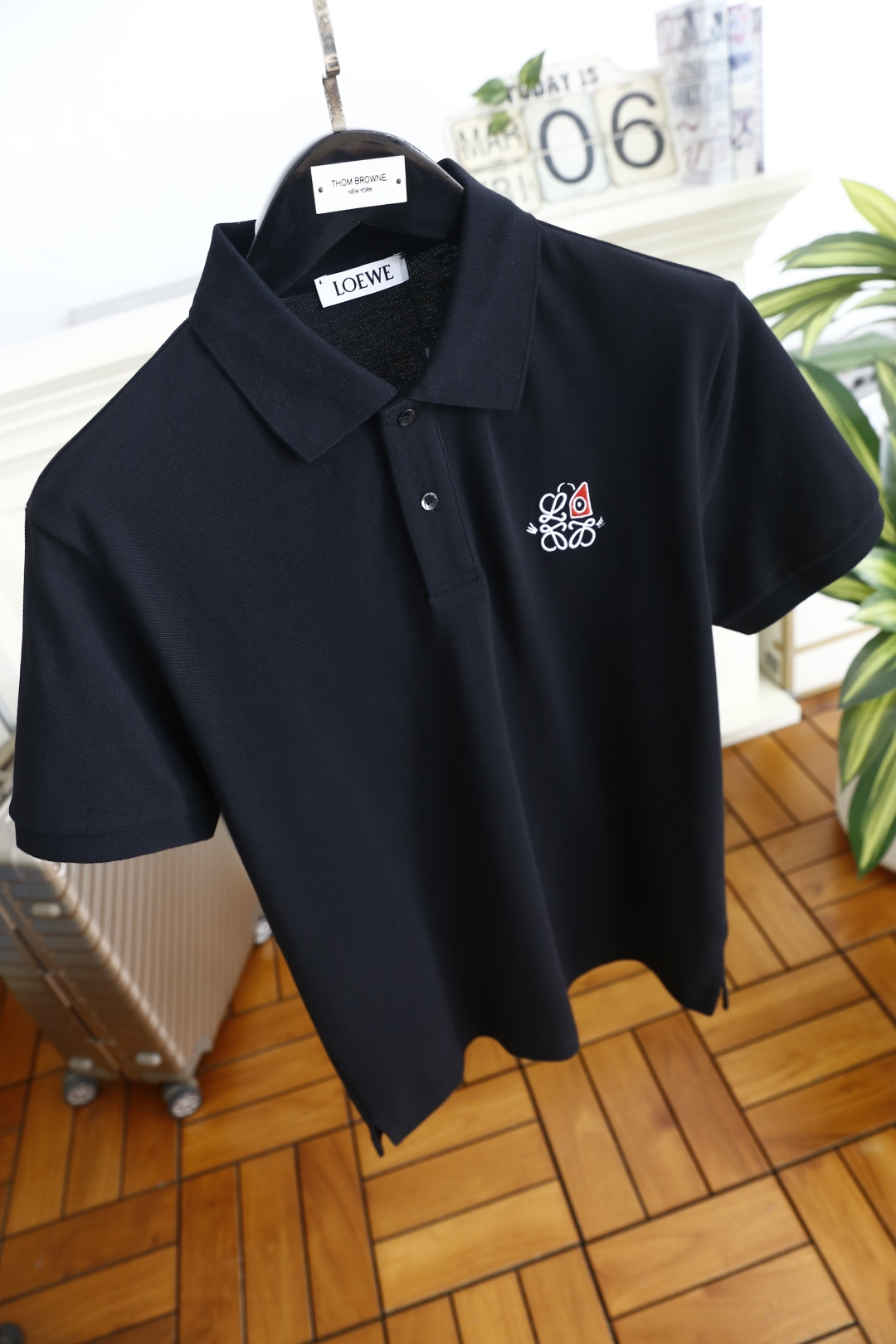 🔥罗意威.2026春夏新品男士短袖Polo衫采用经典平翻领设计，门襟以纽扣开合，线条简洁干练，版型规整修