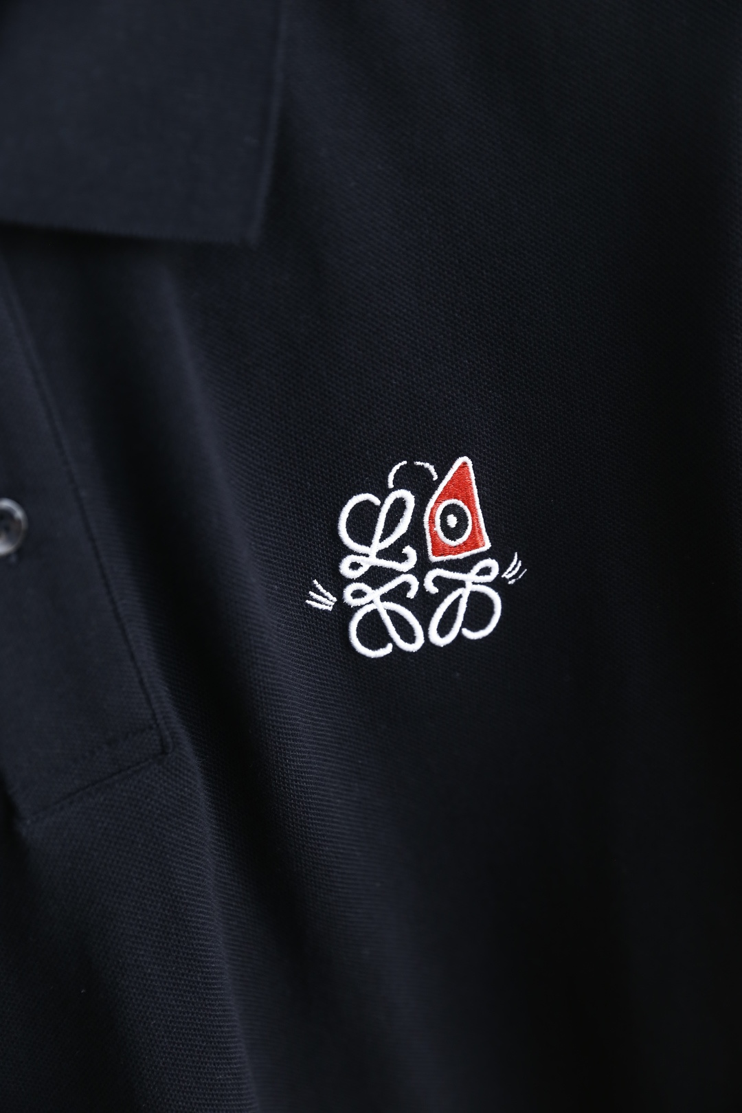 🔥罗意威.2026春夏新品男士短袖Polo衫采用经典平翻领设计，门襟以纽扣开合，线条简洁干练，版型规整修