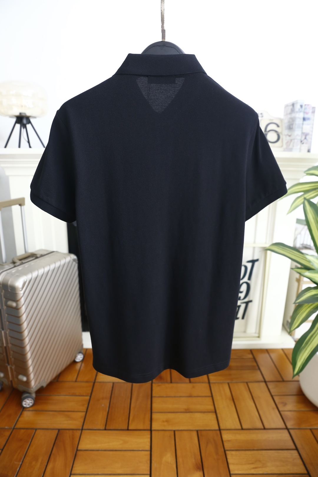 🔥罗意威.2026春夏新品男士短袖Polo衫采用经典平翻领设计，门襟以纽扣开合，线条简洁干练，版型规整修