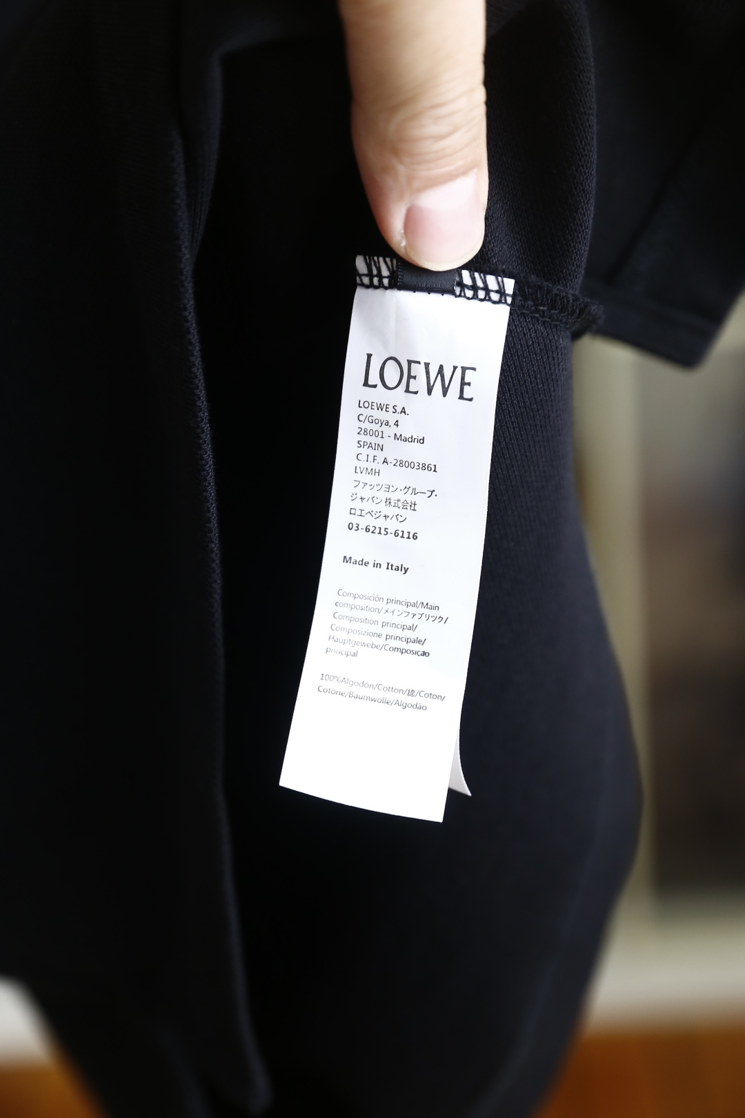 🔥罗意威.2026春夏新品男士短袖Polo衫采用经典平翻领设计，门襟以纽扣开合，线条简洁干练，版型规整修