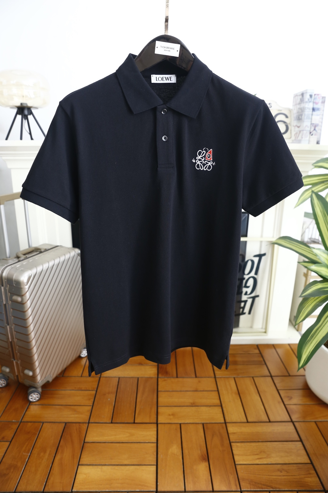 🔥罗意威.2026春夏新品男士短袖Polo衫采用经典平翻领设计，门襟以纽扣开合，线条简洁干练，版型规整修