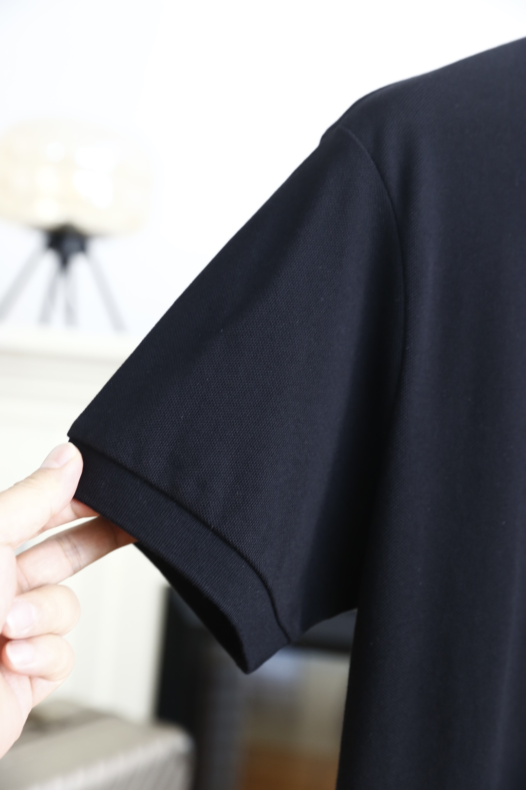 🔥Loro piana.2026春夏新品男士短袖Polo衫采用经典平翻领设计，门襟以纽扣开合，线条干净利