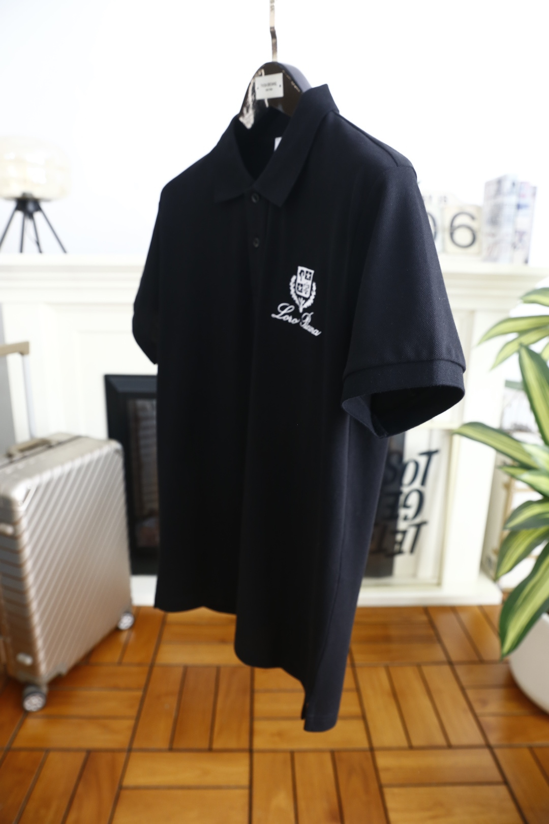 🔥Loro piana.2026春夏新品男士短袖Polo衫采用经典平翻领设计，门襟以纽扣开合，线条干净利