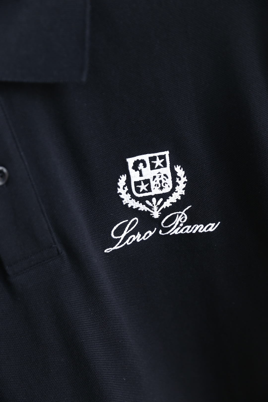 🔥Loro piana.2026春夏新品男士短袖Polo衫采用经典平翻领设计，门襟以纽扣开合，线条干净利