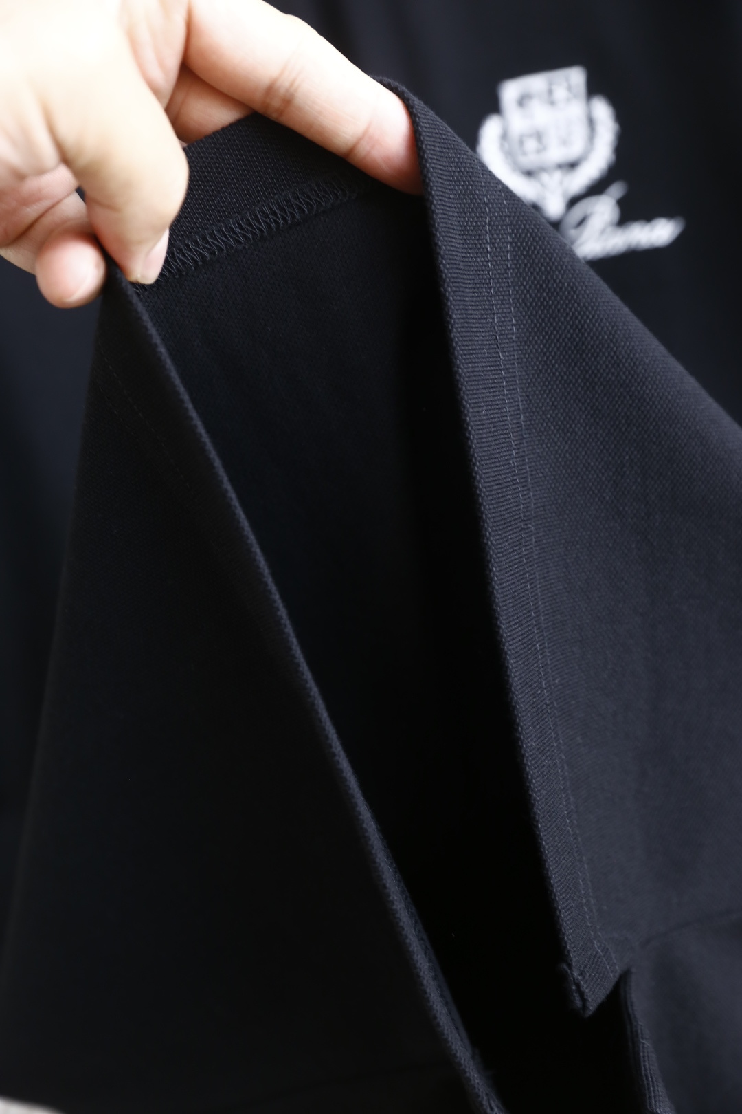 🔥Loro piana.2026春夏新品男士短袖Polo衫采用经典平翻领设计，门襟以纽扣开合，线条干净利