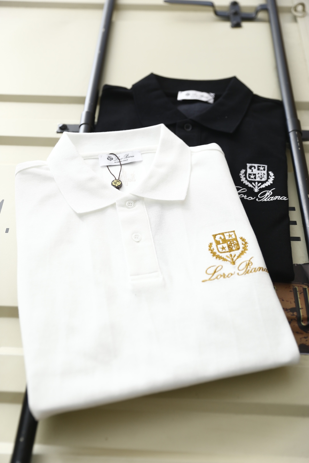 🔥Loro piana.2026春夏新品男士短袖Polo衫采用经典平翻领设计，门襟以纽扣开合，线条干净利