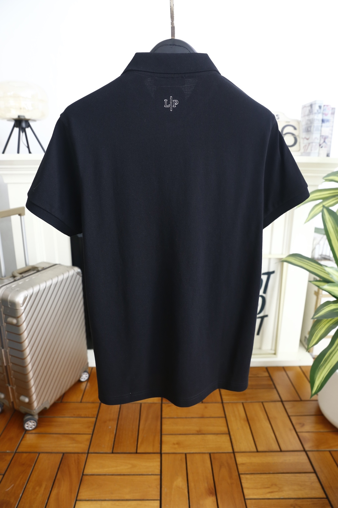 🔥Loro piana.2026春夏新品男士短袖Polo衫采用经典平翻领设计，门襟以纽扣开合，线条干净利