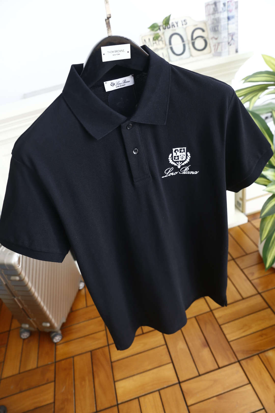 🔥Loro piana.2026春夏新品男士短袖Polo衫采用经典平翻领设计，门襟以纽扣开合，线条干净利