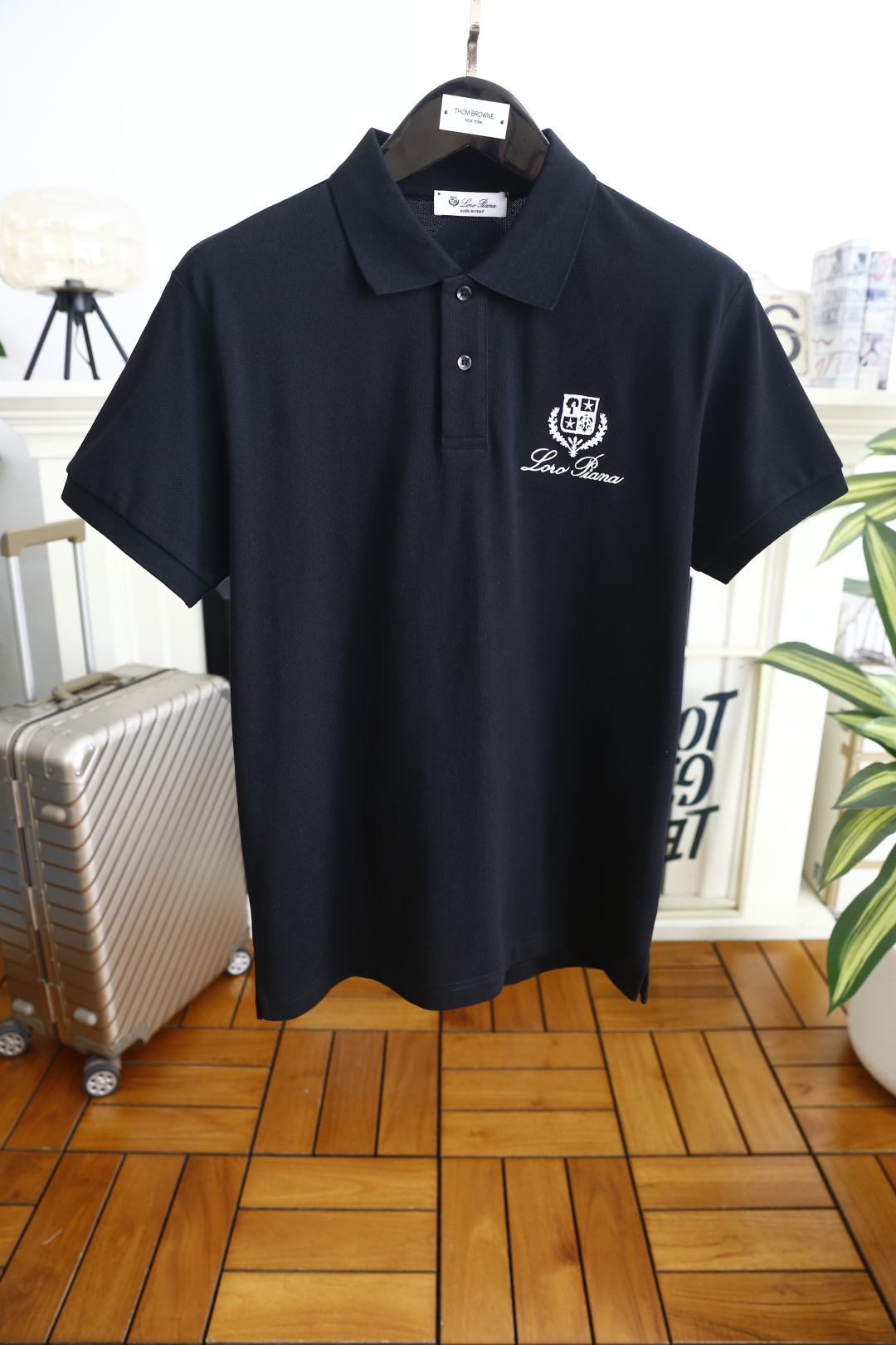 🔥Loro piana.2026春夏新品男士短袖Polo衫采用经典平翻领设计，门襟以纽扣开合，线条干净利