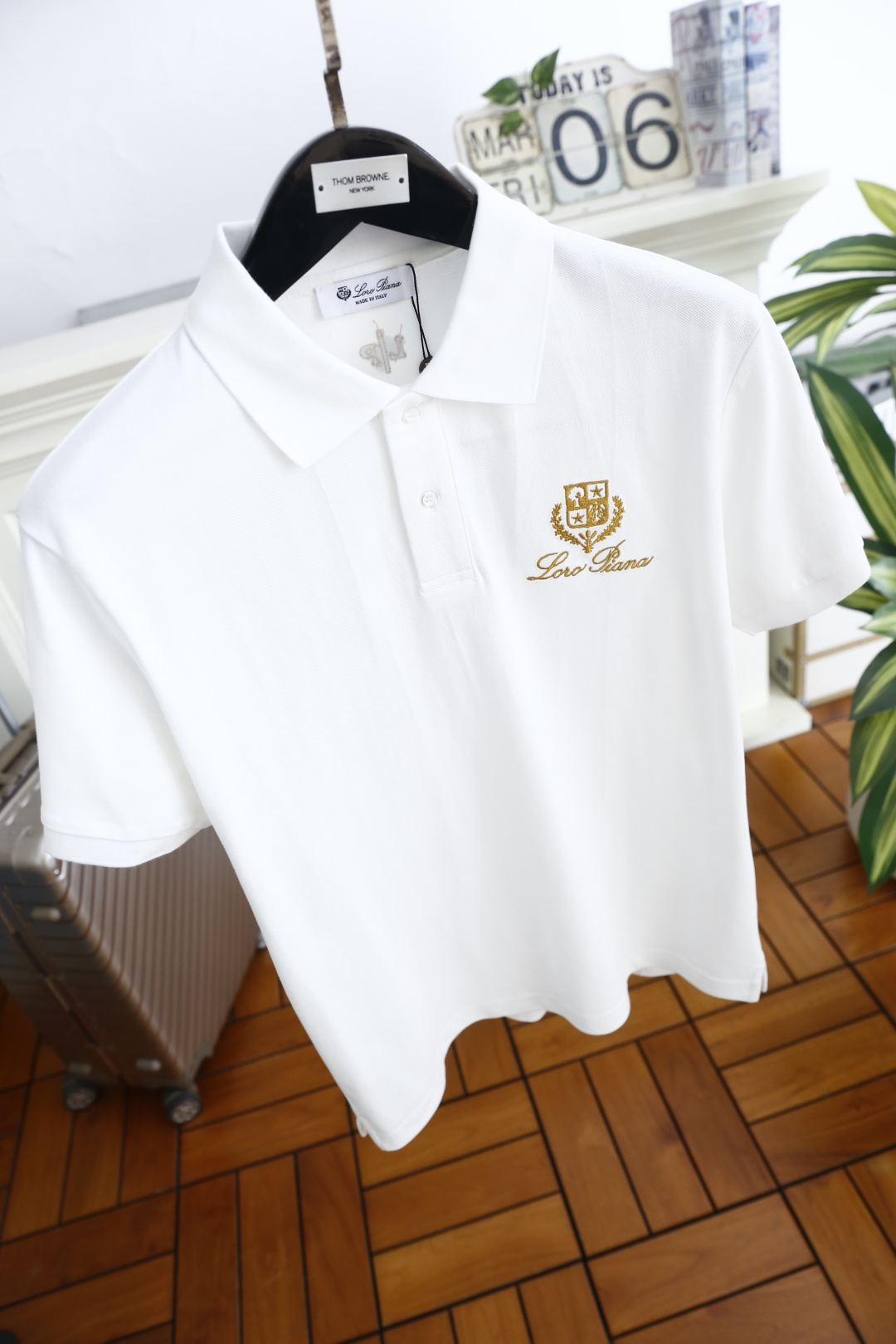 🔥Loro piana.2026春夏新品男士短袖Polo衫采用经典平翻领设计，门襟以纽扣开合，线条干净利