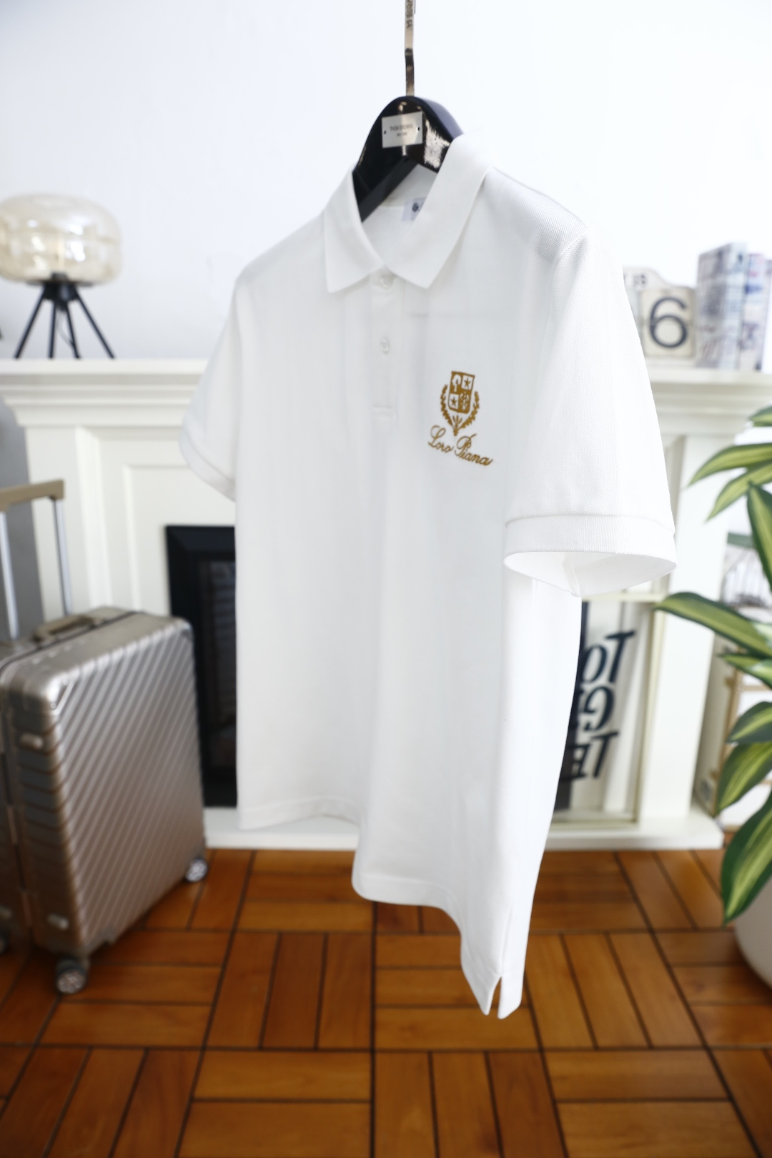 🔥Loro piana.2026春夏新品男士短袖Polo衫采用经典平翻领设计，门襟以纽扣开合，线条干净利