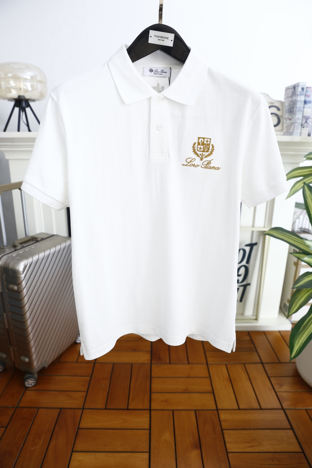 🔥Loro piana.2026春夏新品男士短袖Polo衫采用经典平翻领设计，门襟以纽扣开合，线条干净利