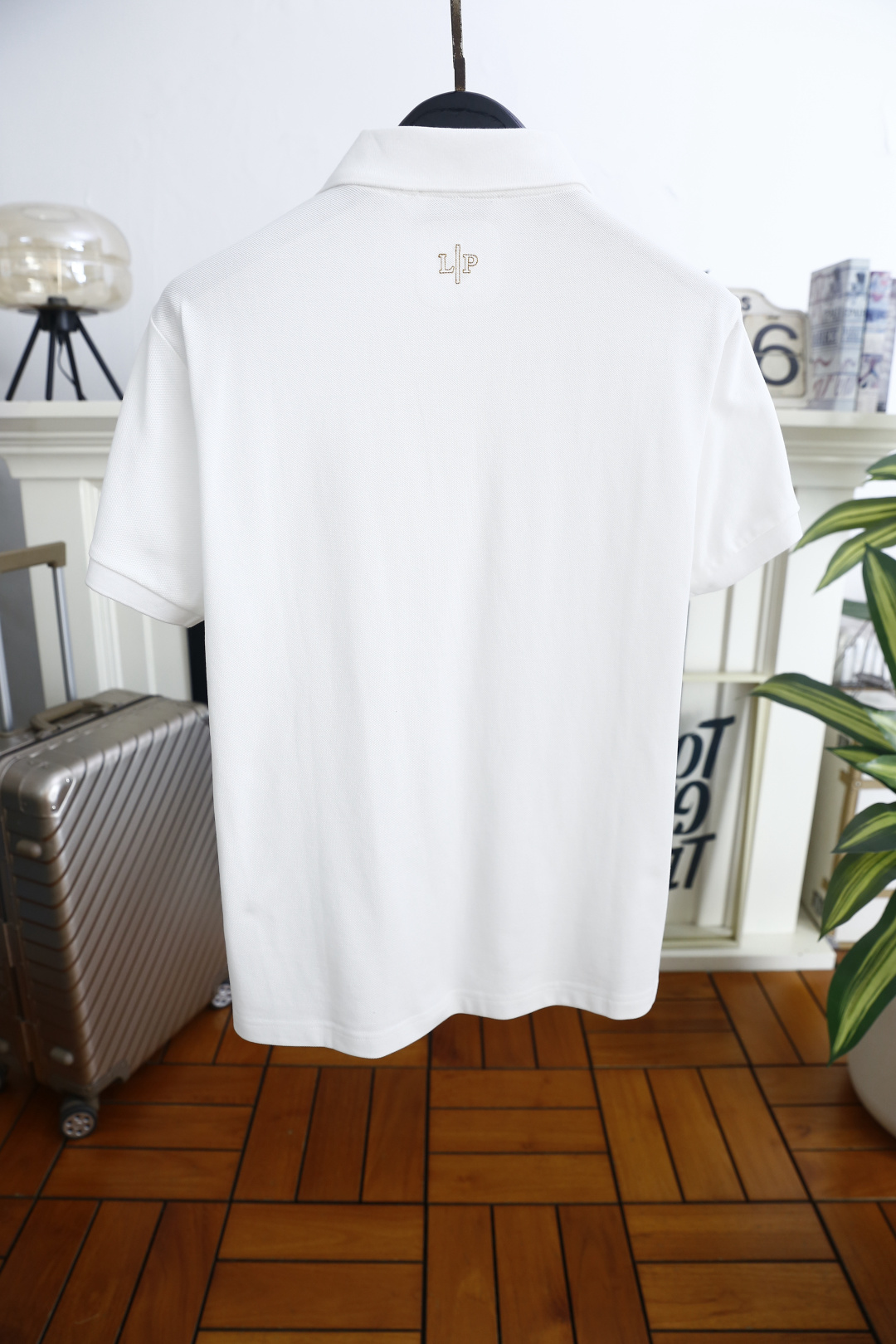 🔥Loro piana.2026春夏新品男士短袖Polo衫采用经典平翻领设计，门襟以纽扣开合，线条干净利