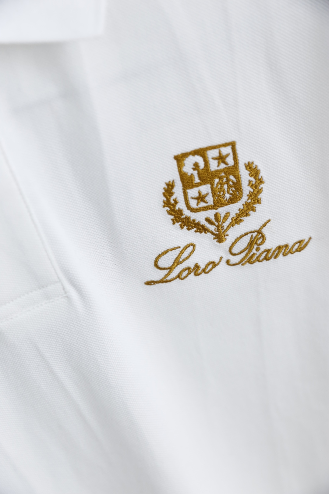 🔥Loro piana.2026春夏新品男士短袖Polo衫采用经典平翻领设计，门襟以纽扣开合，线条干净利
