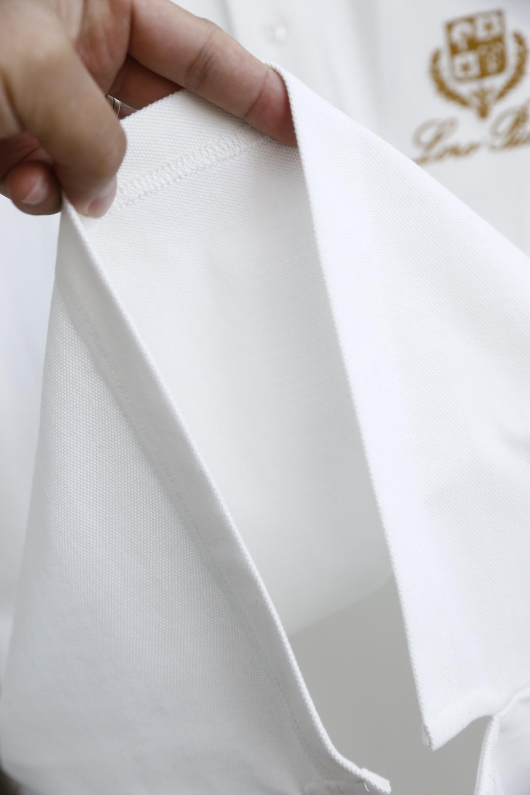 🔥Loro piana.2026春夏新品男士短袖Polo衫采用经典平翻领设计，门襟以纽扣开合，线条干净利